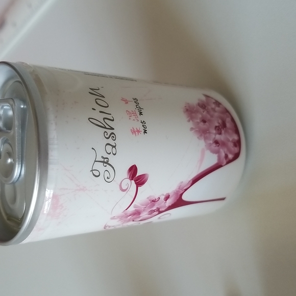 3/$25♥️ Mini Can Portable Fashion Heel Design Sanitizing Wet Wipes Keychain New - Picture 11 of 13